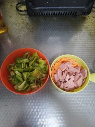 尖椒火腿炒胡萝卜的做法步骤：2