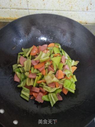 尖椒火腿炒胡萝卜的做法步骤：4