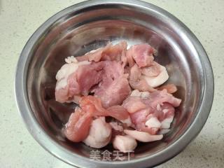 五花肉炖酸菜粉条的做法步骤：1