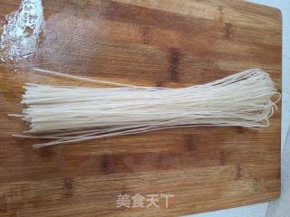 五花肉炖酸菜粉条的做法步骤：4
