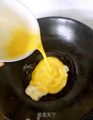 墨鱼肠炒饭的做法步骤：3