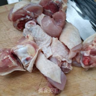 板栗烧鸡腿的做法步骤：1