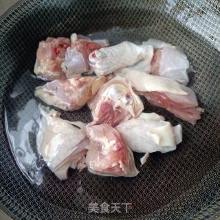 板栗烧鸡腿的做法步骤：2