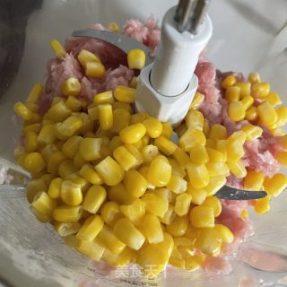 玉米鲜肉馄饨的做法步骤：3