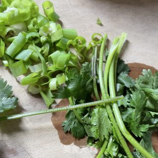 酸汤荷包蛋的做法步骤：1