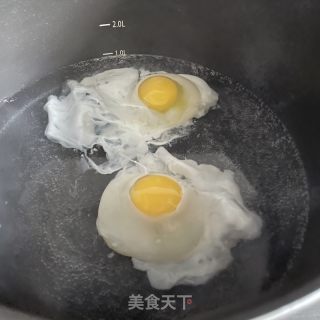 酸汤荷包蛋的做法步骤：2