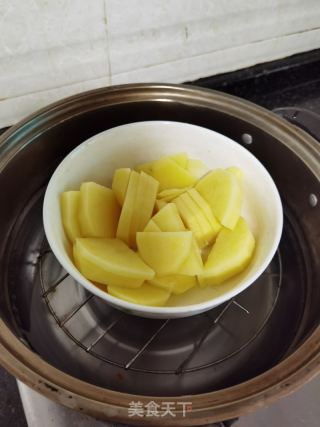 （空气炸锅）黑胡椒土豆饼的做法步骤：1