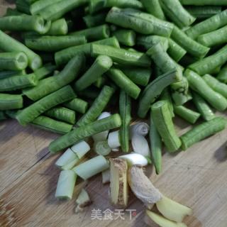 卤肥肠炖豆角的做法步骤：2