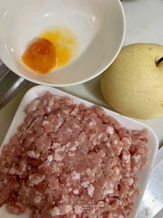 咸蛋黃梨汁蒸肉餅的做法步骤：1