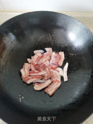 洋葱头炒肉的做法步骤：2