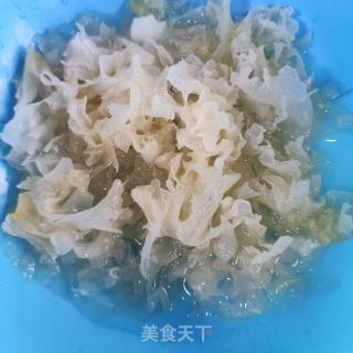 雪梨银耳羹的做法步骤：1