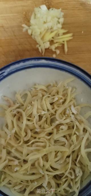 韭菜炒银鱼仔的做法步骤：1