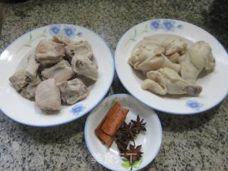 红烧鸡翅根排骨的做法步骤：1
