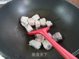 红烧鸡翅根排骨的做法步骤：2