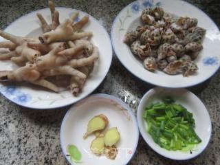 花螺炒鸡爪的做法步骤：1