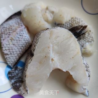 香煎鳕鱼的做法步骤：1