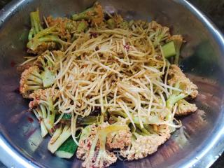 水煮三鲜的做法步骤：6