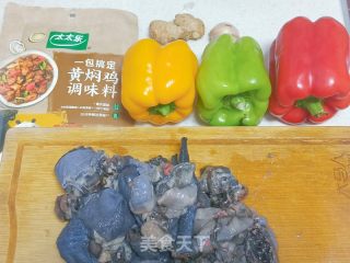 一酱搞定黄焖鸡的做法步骤：1