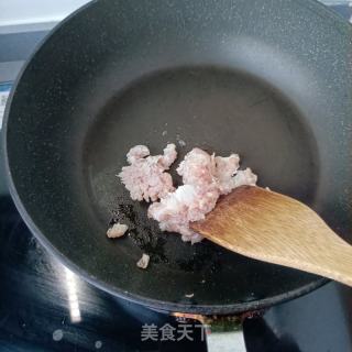 肉沫鸡枞花卤菠菜面的做法步骤：2
