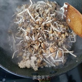 肉沫鸡枞花卤菠菜面的做法步骤：5