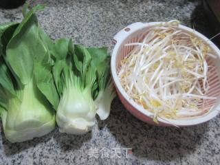 绿豆芽青菜拌荞麦饼皮的做法步骤：2