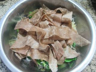 绿豆芽青菜拌荞麦饼皮的做法步骤：11