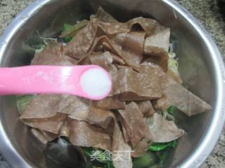 绿豆芽青菜拌荞麦饼皮的做法步骤：12
