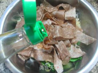 绿豆芽青菜拌荞麦饼皮的做法步骤：14