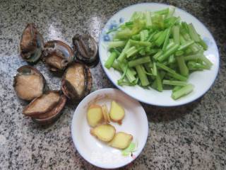 鲍鱼炒芹菜的做法步骤：1