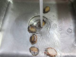 鲍鱼炒芹菜的做法步骤：2