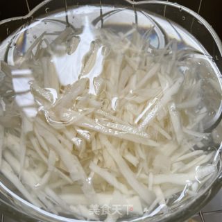 老干妈炒藕丝的做法步骤：1