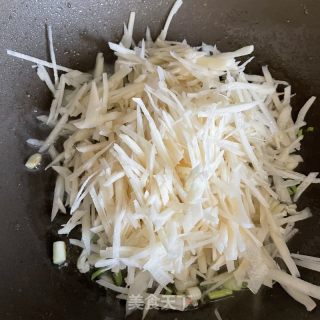 老干妈炒藕丝的做法步骤：5