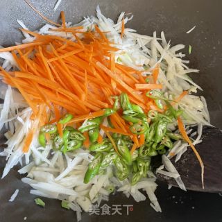 老干妈炒藕丝的做法步骤：6