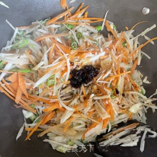 老干妈炒藕丝的做法步骤：7