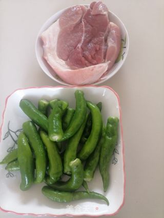 辣椒炒肉的做法步骤：1