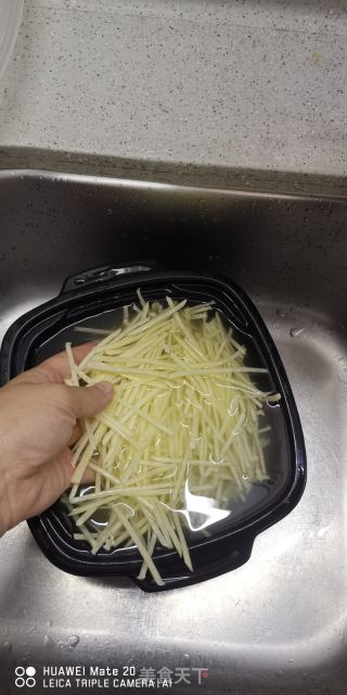 清炒土豆丝的做法步骤：1