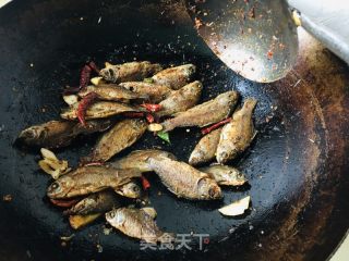 麻辣香酥鲫鱼的做法步骤：8