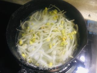 黄豆芽黄瓜油泼面的做法步骤：2