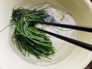 凉拌沙葱的做法步骤：2