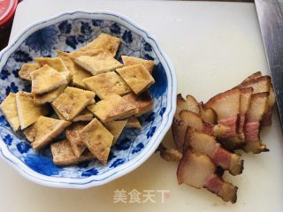 豆腐干蒸腊肉的做法步骤：1