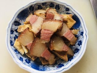 豆腐干蒸腊肉的做法步骤：2