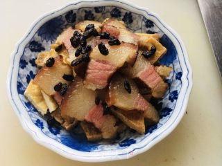 豆腐干蒸腊肉的做法步骤：3