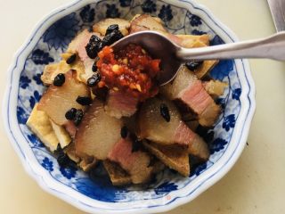 豆腐干蒸腊肉的做法步骤：4