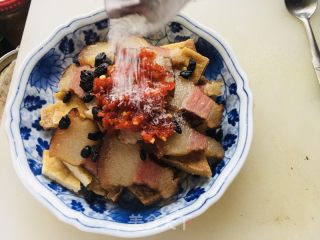 豆腐干蒸腊肉的做法步骤：5