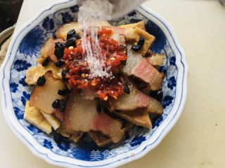 豆腐干蒸腊肉的做法步骤：7