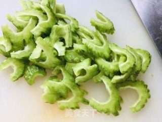 清炒苦瓜的做法步骤：1
