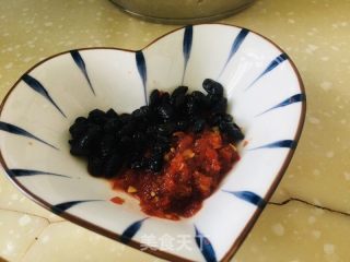 豆豉烧鲫鱼的做法步骤：1