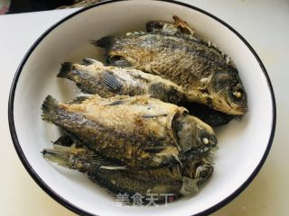 豆豉烧鲫鱼的做法步骤：2
