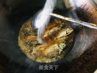 豆豉烧鲫鱼的做法步骤：3