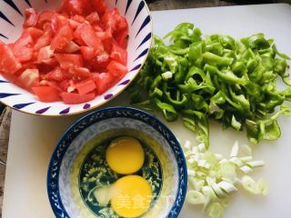 鸡蛋辣子西红柿拌面的做法步骤：2